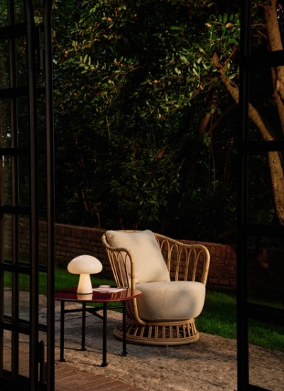 Outdoor Leuchten Tischlampe auf kleinen Tisch Sessel Mittel (GUBI SS26 Lifestyle 054 2) decohome.de