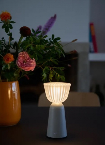 Outdoor Leuchten kleine Tischlampe Blumenstrauss Mittel (SWIING GRIS ARGILE MARSEILLE VISUELS2025 NICOLAS MATHEUS 1 BD) decohome.de