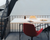 Schreibtisch mit roten Stuhl Treppe Mittel (201116 wagner homeoffice 0y1a5110)