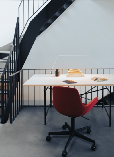 Schreibtisch mit roten Stuhl Treppe Mittel (201116 wagner homeoffice 0y1a5110)