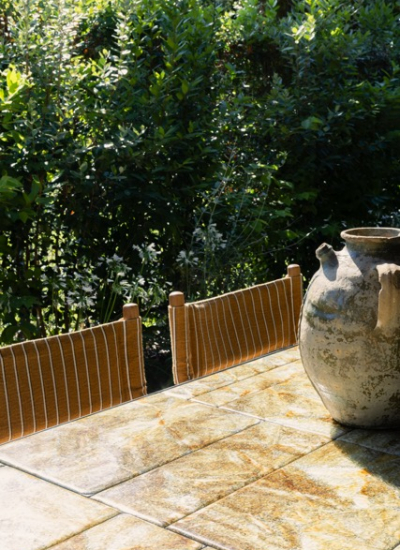 Trendwatch Regiestuehle 2Stuehle am Tisch Busch im Hintergrund Mittel (SANDRA E MARCO FORTE DEI MARMI ph. monica spezia livinginside 39) decohome.de