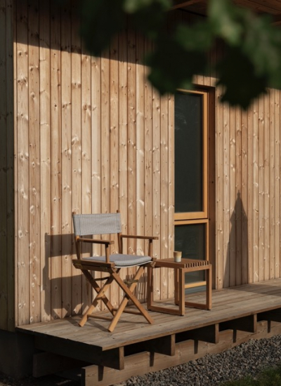 Trendwatch Regiestuehle Stuhl vor Holz Hauswand kleiner Tisch Tasse Mittel (FH Director's Chair Teak Summertime Navy Cutter Stool Teak) decohome.de