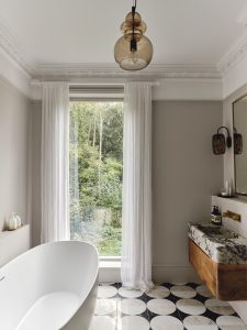 Wandfarbe beige Bad Badewanne Fenster Mylands ©Beth Davis Mylands Laura Sawyer 16 Rose Theatre No.249 (walls) Holbien Chamber No.07 (Ceiling, Cornicing) decohome.de Wandfarbe beige Bad Badewanne Fenster Mylands ©Beth Davis Mylands Laura Sawyer 16 Rose Theatre No.249 (walls) Holbien Chamber No.07 (Ceiling, Cornicing) decohome.de