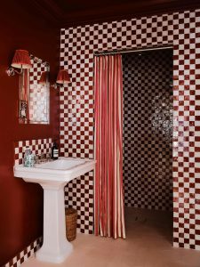 Wandfarbe rot pinkes Bad Dusche Studio Duggan Bathroom childrens NH Portrait decohome.de Wandfarbe rot pinkes Bad Dusche Studio Duggan Bathroom childrens NH Portrait decohome.de