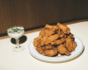 Wochenende Berlin Bar Goldes Chicken Wings mit Dip Mittel (K Goldies Bar Conrad Bauer 05) decohome.de