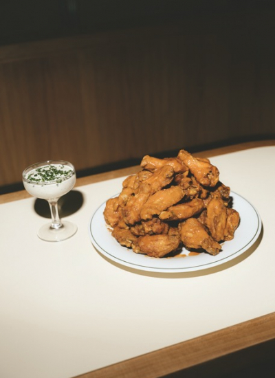 Wochenende Berlin Bar Goldes Chicken Wings mit Dip Mittel (K Goldies Bar Conrad Bauer 05) decohome.de