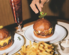 Wochenende Berlin Goldoes Bar Burger und Pommes angerichtet Mittel (K Goldies Bar Conrad Bauer 04) decohome.de