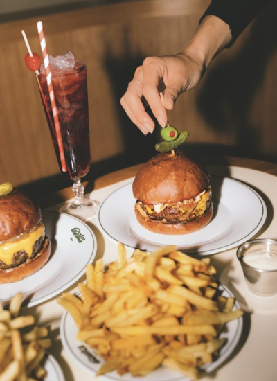 Wochenende Berlin Goldoes Bar Burger und Pommes angerichtet Mittel (K Goldies Bar Conrad Bauer 04) decohome.de