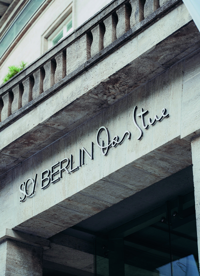 Wochenende Berlin carte Blanche Schriftzug aussenK © Florian Kroll S O Das Stue 6 decohome.de