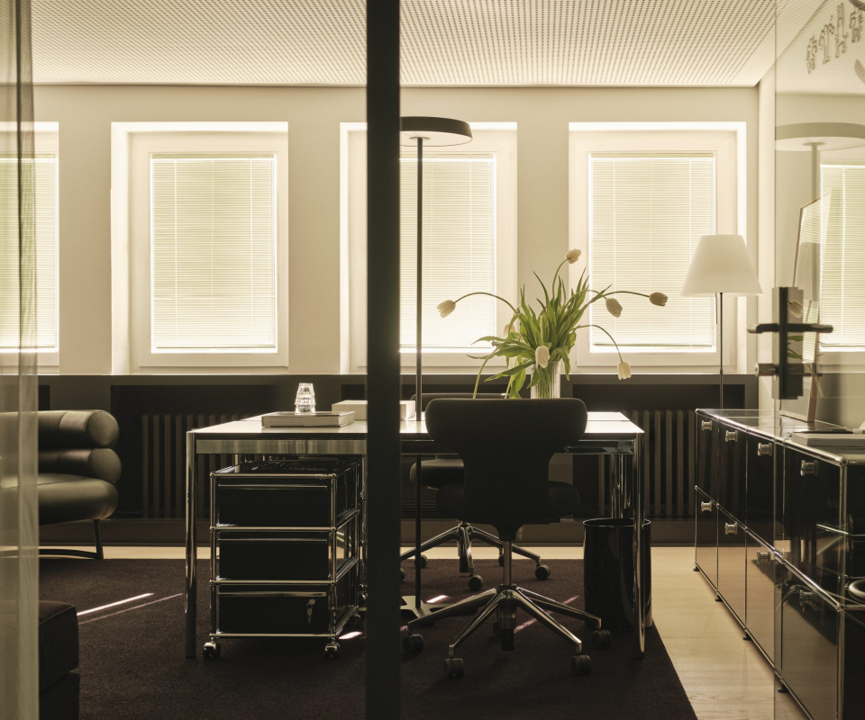Workspace Valentyns Arbeitsplatz mit Tisch Blumen(Credits Felix Speller) Office Space decohome.de
