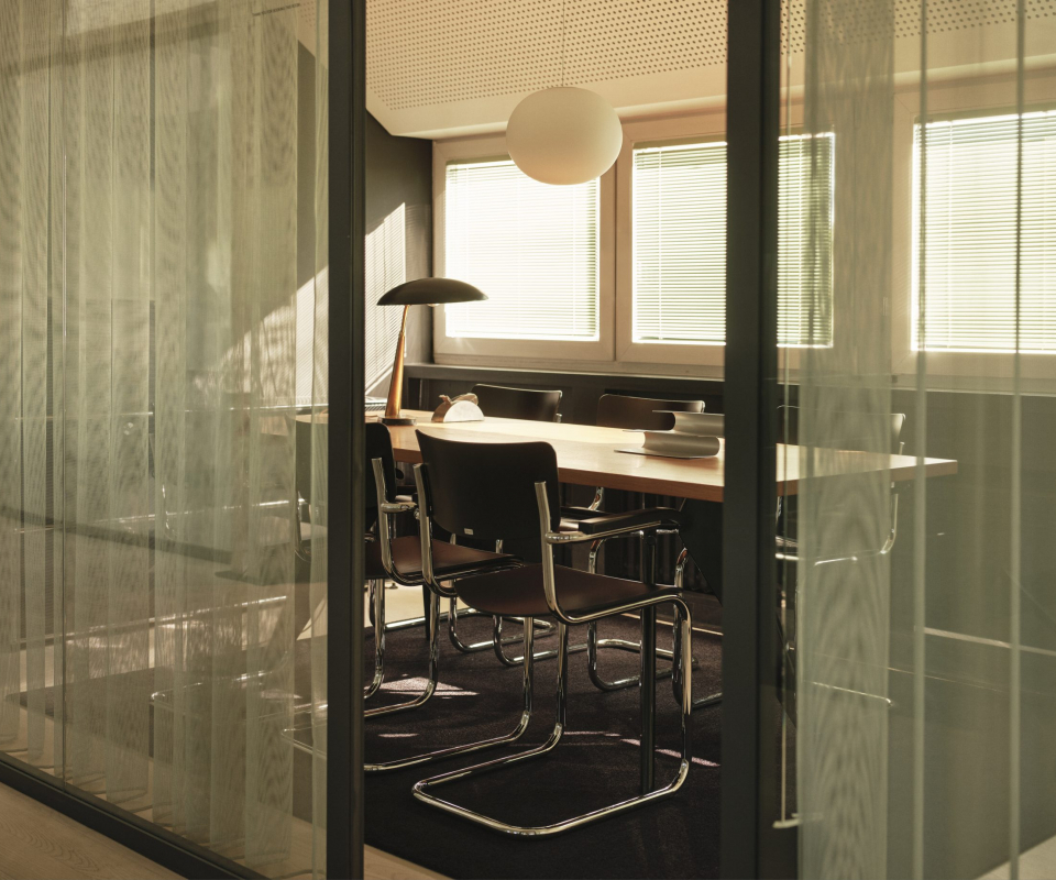 Workspace Valentyns Besprechungsraum Fenster (Credits Felix Speller) Top Floor Meeting Room Office decohome.de