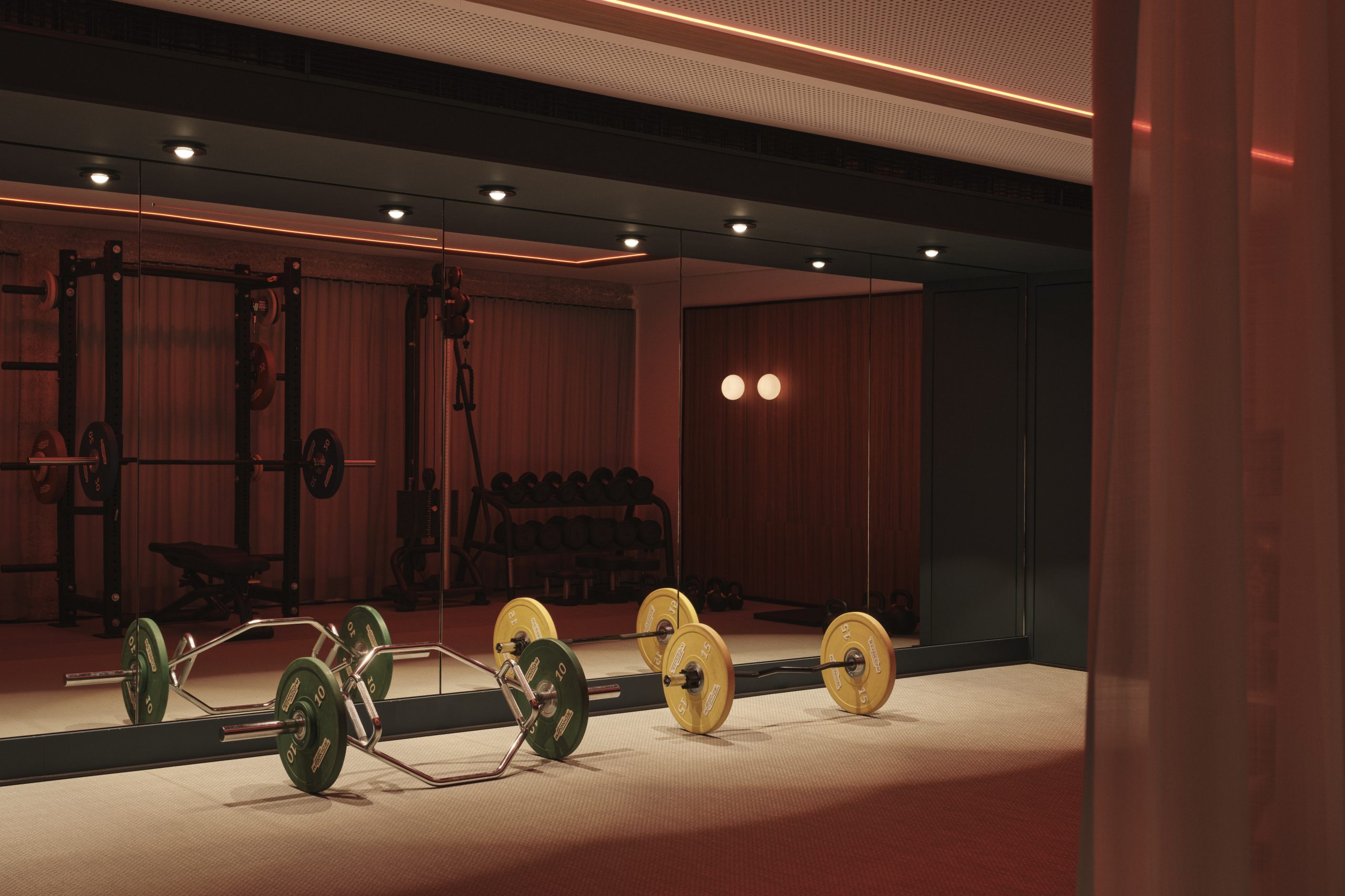 Workspace Valentyns Fitnessraum Gewichte (Credits Felix Speller) Gym decohome.de Workspace Valentyns Fitnessraum Gewichte (Credits Felix Speller) Gym decohome.de