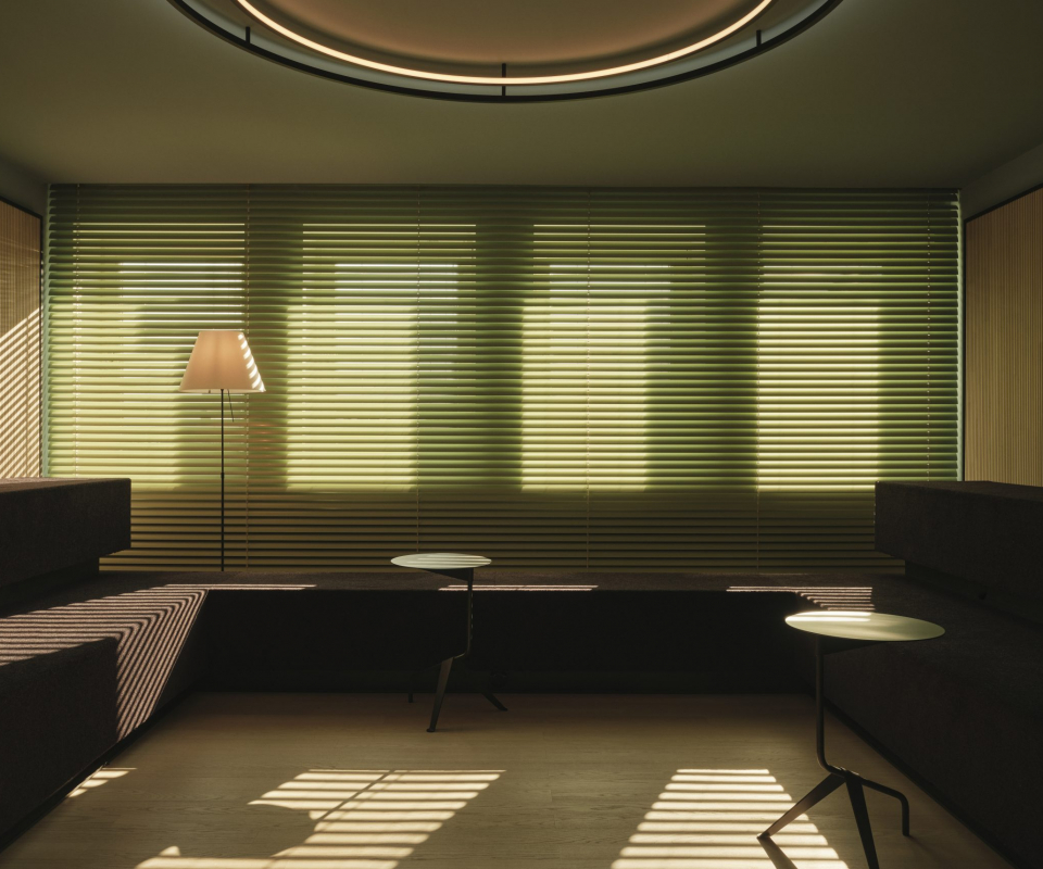 Workspace Valentyns dunkler Wartebreich Rolladen (Credits Felix Speller) Meeting Room Breakout Space decohome.de