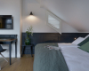 kleines Schlafzimmer schräges Fenster Shutters Jasno decohome.de