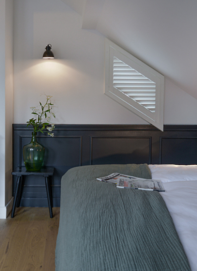 kleines Schlafzimmer schräges Fenster Shutters Jasno decohome.de