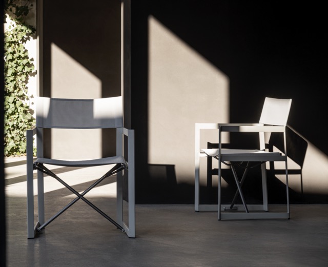 trendwatch Regiestuhl 2 weisse Stuehle Schatten Mittel (Yabu Pushelberg x Molteni Club Chair ph. Max Zambelli 01) decohome.de trendwatch Regiestuhl 2 weisse Stuehle Schatten Mittel (Yabu Pushelberg x Molteni Club Chair ph. Max Zambelli 01) decohome.de