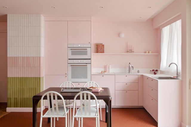 wandfarbe tipps (Plum Living NewColor Sorbet CHEZ FANNY Fotocredit Hervé Goluza rosa kueche fliesen ofen decohome.de wandfarbe tipps (Plum Living NewColor Sorbet CHEZ FANNY Fotocredit Hervé Goluza rosa kueche fliesen ofen decohome.de