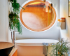 Badezimmer weisse Wanne Grünpflan zen bunter Teppich ©valentinasommariva decohome.de