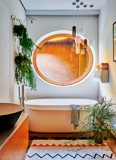 Badezimmer weisse Wanne Grünpflan zen bunter Teppich ©valentinasommariva decohome.de