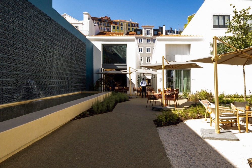 hilton lissabon innenhof sand restaurant decohome.de