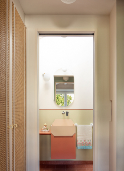 Architektur Ligurien Ferienvilla Marcante Testa badezimmer pastellfarben decohome.de