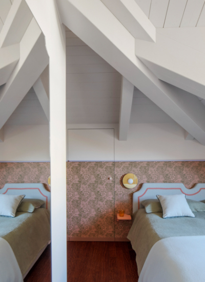 Architektur Ligurien Ferienvilla Marcante Testa gaestezimmer dachschraege tapete decohome.de