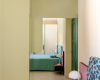 Architektur Ligurien Ferienvilla Marcante Testa schlafzimmer pastellfarben gelbe wand gepolstertes betthaupt decohome.de