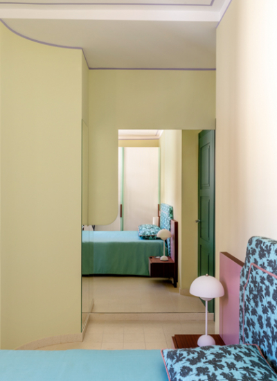 Architektur Ligurien Ferienvilla Marcante Testa schlafzimmer pastellfarben gelbe wand gepolstertes betthaupt decohome.de