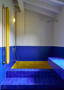 Casa Martilenkos Bad blau gold Ferienhaus in Italien Francesco Dolfo decohome.de Casa Martilenkos Bad blau gold Ferienhaus in Italien Francesco Dolfo decohome.de