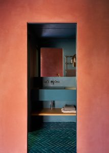 Casa Martilenkos Bad zellige Fliesen blau Francesco Dolfo decohome.de Casa Martilenkos Bad zellige Fliesen blau Francesco Dolfo decohome.de