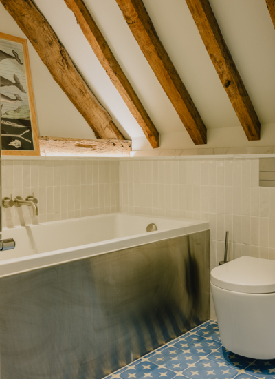 Fliesen glaenzende Badewanne Freddie Marriage decohome.de