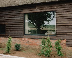 Grosses Fenster Gemuesegarten Landhaus Freddie Marriage decohome.de