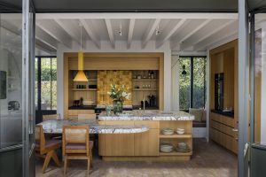 Kueche Marmor gelbe Akzente Cafeine decohome.de