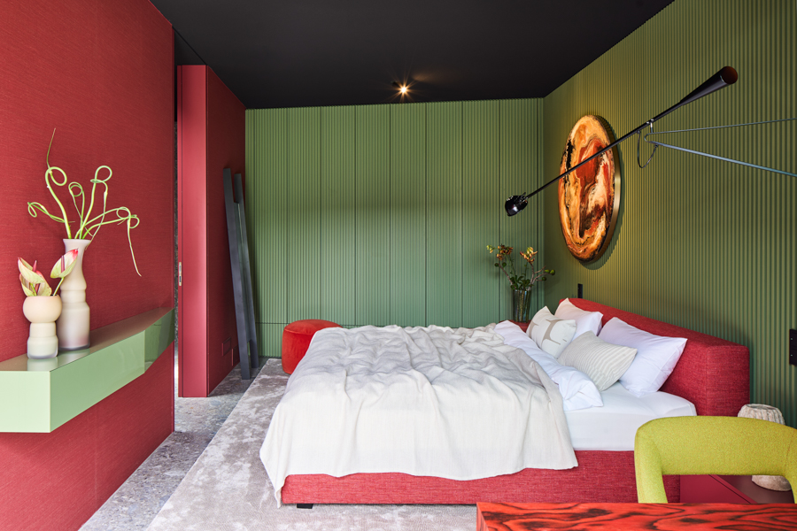 Schlafzimmer gruen rot Bungalow Philip Kottlorz decohome.de