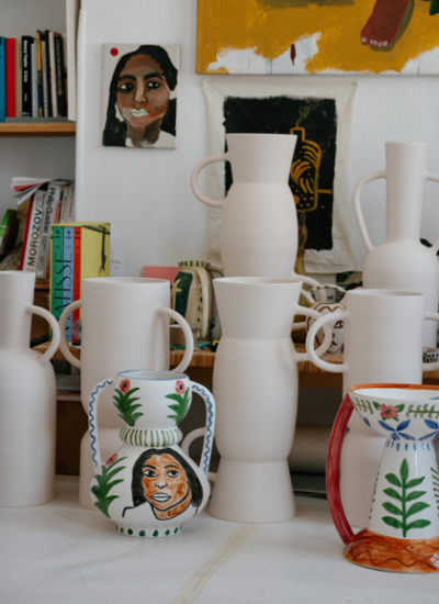 Serax Shirley Villavicencio Pizango Geschirr Vasen Teller bemalt Serax AW25 Shurleey EliasDerboven Atelier 05 decohome.de