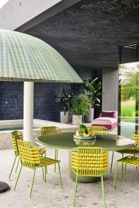 Terrasse Stuehle gelb gruen Bungalow Philip Kottlorz decohome.de