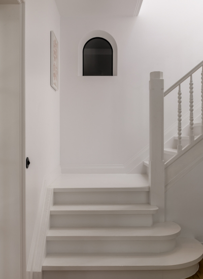 Weisses Treppenhaus alte Villa Cafeine decohome.de