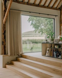 grosse Fenster Altholz Wohnbereich Freddie Marriage decohome.de