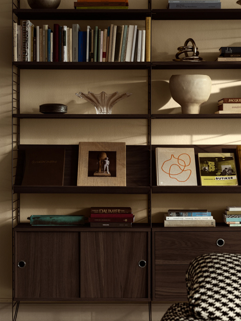 buecherwand regalwand dekorieren String Furniture String System Dark Oak 05 Credit Pia Ulin decohome.de buecherwand regalwand dekorieren String Furniture String System Dark Oak 05 Credit Pia Ulin decohome.de