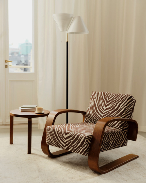 Artek Zebra 2026 Armchair 400 Tank Brown and White Zebra Table 90D walnut Floor light A810 preview decohome.de Artek Zebra 2026 Armchair 400 Tank Brown and White Zebra Table 90D walnut Floor light A810 preview decohome.de