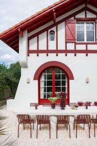 Haus am Atlantik weiß rote Fassade Terrasse Julien Fernandez decohome.de