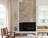 Kamin Wohnzimmer beige Fliesen Julien Fernandez decohome.de