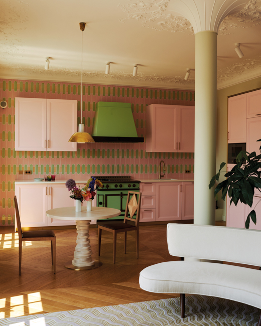 Landhauskueche rosa gruen La Cornue Farben Castel 90 c F.Cocquerel decohome.de Landhauskueche rosa gruen La Cornue Farben Castel 90 c F.Cocquerel decohome.de