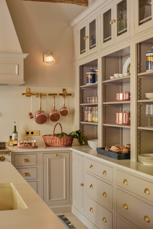 Neptune Chateau de Corbelin landhauskueche grau gold decohome.de Neptune Chateau de Corbelin landhauskueche grau gold decohome.de