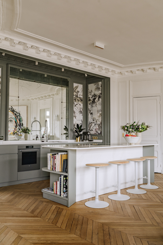Veronique Cotrel Avenue Niel Photo credit Amaury Laparra elegante landhaus kueche salbei marmor weiss decohome.de Veronique Cotrel Avenue Niel Photo credit Amaury Laparra elegante landhaus kueche salbei marmor weiss decohome.de