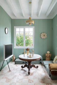 Wand Streifen gruen weiss Haus am Atlantik Julien Fernandez decohome.de