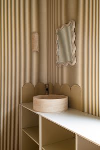 Waschbecken beige Wand Streifen Julien Fernandez decohome.de