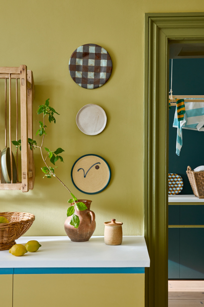 wandfarben kombinieren little greene new colour card farbkarte 04 LG 2026 New Colours kueche wandteller gruene wand decohome.de wandfarben kombinieren little greene new colour card farbkarte 04 LG 2026 New Colours kueche wandteller gruene wand decohome.de
