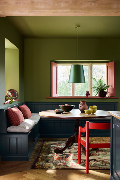 wandfarben kombinieren little greene new colour card farbkarte 23 LG 2026 New Colours esszimmer gruene wand rote fenster cosy decohome.de wandfarben kombinieren little greene new colour card farbkarte 23 LG 2026 New Colours esszimmer gruene wand rote fenster cosy decohome.de