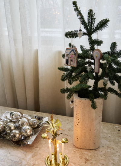 12 Homestory Kopenhagen WEihnachtskugeln Schale Vase Zweige Anitta Behrendt:Living Inside decohome.de.